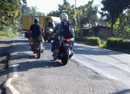 Jalan Bergelombang Ancam Nyawa Pengendara Sepeda Motor